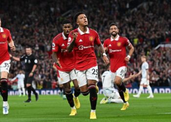 JADON Sancho (tengah) meraikan jaringan Manchester United ketika menumpaskan Liverpool 2-1 dalam aksi Liga Perdana Inggeris di Manchester semalam. – AFP