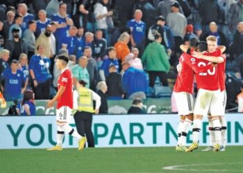 PEMAIN Manchester United meraikan kejayaan menumpaskan Leicester City dalam aksi Liga Perdana Inggeris semalam.