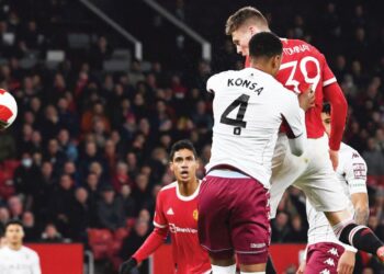Scott McTominay menanduk gol kemenangan Manchester United ketika menyingkirkan Aston Villa pada pusingan ketiga Piala FA di Old Trafford, Manchester, England semalam. – AFP