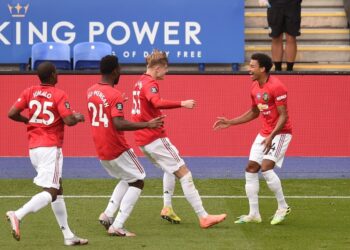 PEMAIN Manchester United meraikan jaringan Jesse Lingard  (kanan) dalam aksi Liga Perdana Inggeris di Stadium King Power, Leicester hari ini. United mengalahkan Leicester City 2-0. - AFP