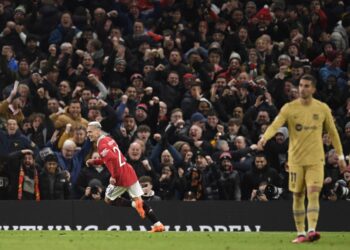 ANTONY (kiri) meraikan gol kemenangan Manchester United ketika menentang Barcelona dalam aksi Liga Europa di Old Trafford, pagi tadi. - AFP