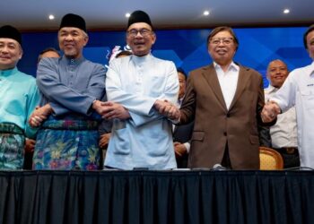 ANWAR Ibrahim Ibrahim (tengah) selepas majlis menandatangani permuafakatan antara gabungan di bawah Kerajaan Perpaduan di Pejabat Perdana Menteri, Putrajaya, semalam. – Pejabat Perdana Menteri