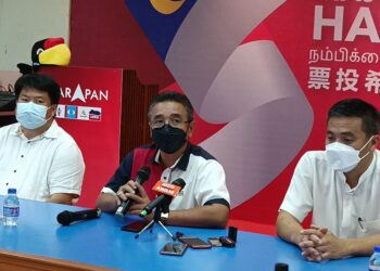 ADLY Zahari (tengah) ketika sidang akhbar di Ibu Pejabat DAP di Kampung Pandan Mawar, Melaka. - UTUSAN/DIYANATUL ATIQAH ZAKARYA