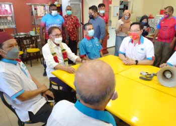 ANWAR Ibrahim bersama Jimmy Puah Wee Tsee (dua kiri) beramah mesra dengan penduduk setempat di Pekan Kelapa Sawit, Kulai, Johor.