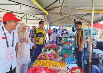 FATHIN Amelina Fazlie (dua dari kiri) mengunjungi peniaga-peniaga kecil dan menyantuni pengunjung di Pasar Nat Simpang Empat, Perlis semasa kempen PRU15.