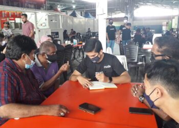SYED Saddiq Syed Abdul Rahman mendengar permasalahan disuarakan wakil pertubuhan bukan kerajaan (NGO) India semasa Kempen Jelajah Mendengar Sempena PRN Johor di Medan Selera Ulu Tiram, Johor Bahru.