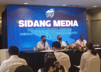 ABDUL GHANI Salleh (tengah) ketika mengumumkan BN menang majoriti mudah pada PRN Melaka Ke-15 dalam sidang akhbar di Ayer Keroh, Melaka