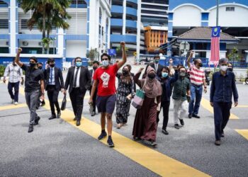 Ahli jawatankuasa MUDA, PSM dan Tian Chua (kanan) serta peguam keluar dari Balai Polis Dang Wangi . UTUSAN/ MUHAMAD IQBAL ROSLI