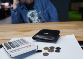 “Bukan mudah hidup sebagai seorang muflis, ia seperti antara hidup atau mati. Seksa hanya kita yang tanggung”. - Gambar hiasan