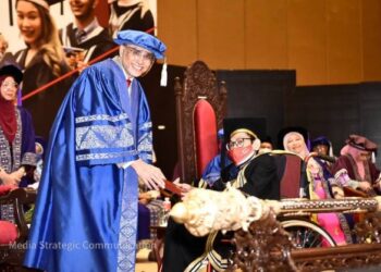 MUHAMMAD Rosli menerima ijazah daripada Presiden MSU, Tan Sri Prof. Dr. Mohd. Shukri Abd. Yajid dalam istiadat konvokesyen Selasa lalu di kampusnya di Shah Alam, Selangor. - IHSAN MSU