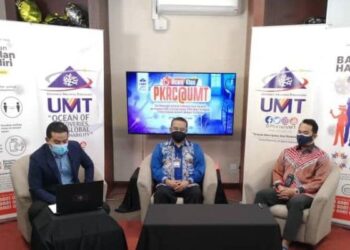 MUHAMMAD Lutfil Zulkafa (kanan) dan Saifur Rahman Muhammad (tengah) ketika program  Bicara Khas: PKRC@UMT secara dalam talian hari ini.