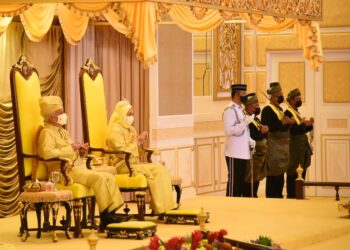 TUANKU Muhriz Ibni Almarhum Tuanku Munawir dan Tuanku Aishah Rohani Tengku Besar Mahmud mengaminkan doa pada Majlis Istiadat Pengurniaan Darjah Kebesaran, Bintang dan Pingat Sempena Hari Keputeraan ke-74 baginda di Istana Besar Seri Menanti, Kuala Pilah hari ini. 