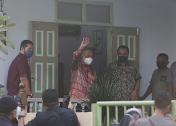 MUHYIDDIN  Yassin (dua, dari kiri) melambai kepada pengamal media yang berada di luar kediaman Presiden Pas, Datuk Seri Abdul Hadi Awang di Rusila, Marang, Terengganu, baru-baru ini. - GAMBAR HIASAN/UTUSAN/PUQTRA HAIRRY ROSLI