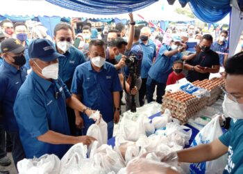 MUHYIDDIN Yassin (kiri) ketika menghadiri program Jualan Prihatin Rakyat di Dataran Pagoh Jaya, Muar, Johor.
