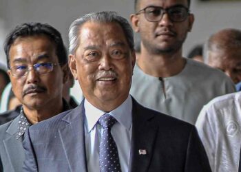 MUHYIDDIN Yassin hadir ke mahkamah bagi pada perbicaraan atas empat tuduhan guna kedudukan untuk suapan berjumlah RM232.5 juta bagi parti Bersatu dan dua tuduhan terima wang hasil aktiviti haram RM195 juta di Kompleks Mahkamah Kuala Lumpur  hari ini.
-UTUSAN/FAIZ ALIF ZUBIR