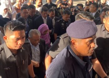MUHYIDDIN Yassin bersama Noorainee Abdul Rahman tiba di Kompleks Mahkamah Kuala Lumpur bagi menghadapi pertuduhan mahkamah.