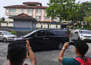 Kenderaan dipercayai dinaiki Muhyiddin meninggalkan kediaman beliau pukul 10 pagi tadi di Bukit Damansara, Kuala Lumpur. UTUSAN / MOHAMAD HAFIZI MOHD SAID.