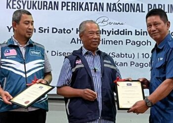 MUHYIDDIN Yassin menyampaikan sijil penghargaan kepada wakil parti politik Parlimen Pagoh pada Majlis Kesyukuran Perikatan Nasional Parlimen Pagoh di Kompleks Sukan Pagoh, Muar, hari ini. - FOTO/NUR ALINA HASSAN