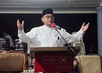 MUJAHID Yusof ketika menyampaikan ceramah sempena program Bicara Politik Semasa di Beseri, Padang Besar, Perlis, semalam. - UTUSAN/SYED AZLAN SAYID HIZAR