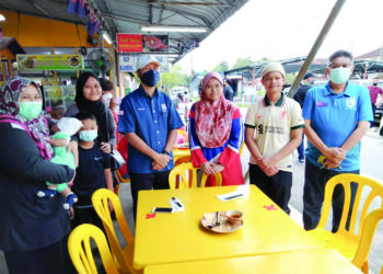 MUKHRIZ Mahathir (tiga kiri) dan calon Pejuang DUN Pulai Sebatang, Abdul Rashid Abd. Hadi (kanan) bergambar bersama orang ramai ketika bersarapan di Jalan Parit Masjid, Pontian di Johor. -UTUSAN/MUHAMMAD ZIKRI