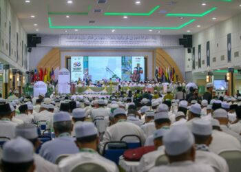 KENYATAAN-KENYATAAN pemimpin Pas yang sering mengaitkan hukum dalam Islam harus
diberhentikan sekiranya tidak mahu terus dikecam masyarakat.