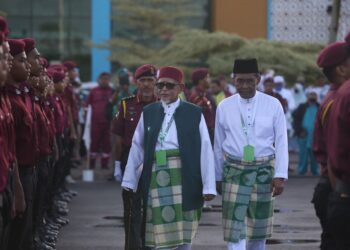 ABDUL Hadi Awang memeriksa perbarisan kehormat Jabatan Amal sebelum majlis perasmian Muktamar Tahunan Pas Ke-68 di Kompleks Pas Kedah, hari ini. -UTUSAN/SHAHIR NOORDIN