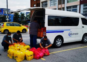 Kumpulan Multimedia memperkenalkan program
prihatin bagi mengedarkan bantuan makanan dan keperluan harian kepada kru
produksi filem dan televisyen.
