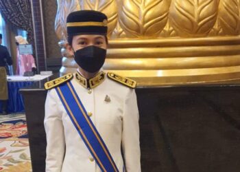 LEONG Mun Yee menerima pingat PMW yang membawa gelaran Datuk. - IHSAN MAJLIS SUKAN NEGARA