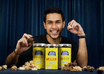 THARIQ Fadhli Mohamed Munir bersama produk Choco Munchies dengan empat perisa iaitu Original, Berry Berry White, Choco Nutty, serta Choco Berries (edisi terhad) berharga antara RM25 dan RM32 (400 gram).