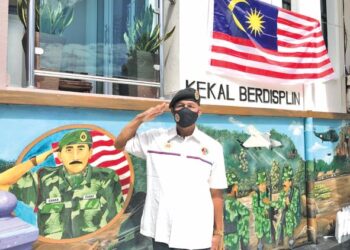 ABU Bakar Jusoh bersama lukisan mural memaparkan suasana ketika dia bertempur dengan komunis yang dilukis di dinding rumahnya di Taman Jabatan Perumahan Negara, Gua Musang, Kelantan. - UTUSAN/AIMUNI TUAN LAH