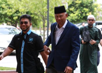 MUSA Hassan semasa tiba di Mahkamah Syariah Kuala Lumpur untuk memfailkan nusyuz ke atas isterinya. - UTUSAN/AFIQ RAZALI