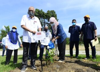 AZULITA Salim (tiga dari kanan) menyiram pokok durian Musang King yang ditanamnya di Projek Pembangunan Pertanian Bercampur Ladang Kampung Mahkota di Kuantan, Pahang. - FOTO/SHAIKH AHMAD RAZIF