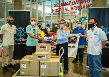 Zulkifli Wahijan (dua dari kanan) menyerahkan sumbangan syringe pump kepada Dr. Ferwahn Fairis Ab. Karim di Hospital Serdang semalam. - FARIZ RUSADIO