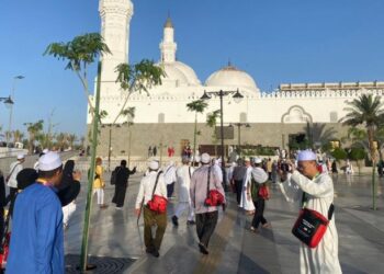 JEMAAH Malaysia dibimbing oleh muzawwir ketika melakukan ziarah Masjid Quba di Madinah semalam.