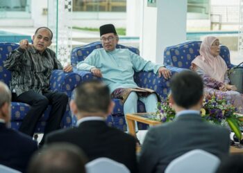 ANWAR brahim (tengah) berbual dengan Syed Mokhtar Albukhary (kiri) pada perasmian Pameran Orientalism Paintings di Muzium Kesenian Islam Malaysia di Kuala Lumpur, hari ini. - UTUSAN/FARIZ RUSADIO