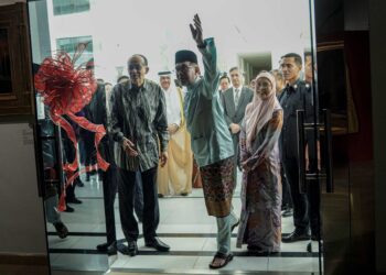Anwar Ibrahim (tiga kiri) memotong riben sebagai simbolik perasmian Pameran Lukisan Orientalis: Cerminan atau Bayangan di Muzium Kesenian Islam Malaysia, Kuala Lumpur, semalam. Turut sama, Syed Mokhtar Albukhary (kiri). - UTUSAN/FARIZ RUSADIO.