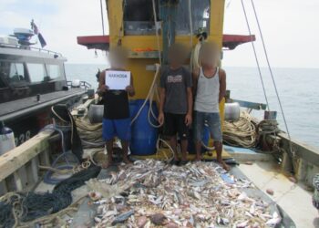 TIGA warga Myanmar yang ditahan kerana menangkap ikan tanpa kebenaran di perairan Kuala Kurau dekat Parit Buntar, Perak, semalam. - IHSAN APMM