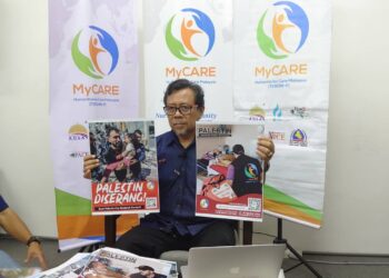 MOHD. Zin Kandar menunjukkan poster kesedaran berhubung konflik Palestin-Israel ketika ditemui di pejabat MyCARE Johor di Johor Bahru, Johor. - UTUSAN/KHAIRUL MOHD ALI