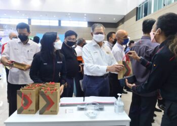 MUSTAPA Mohamed (tiga dari kiri) melawat tapak pameran pada Program Pemerkasaan Pendigitalan PMKS Kebangsaan 2021 di Dewan Konvensyen Majlis Daerah Bera di Bera, Pahang. - MINGGUAN/SHAIKH AHMAD RAZIF