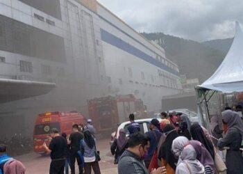 ORANG ramai melihat keadaan kebakaran sebuah kedai pakaian di sebuah pasar raya di Meru, Ipoh, Perak, hari ini. - MEDIA SOSIAL