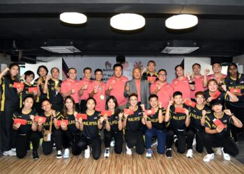 LEE Tian Hock (berdiri, tengah) bersama skuad bola keranjang wanita pada majlis penyerahan insentif  di Kuala Lumpur hari ini. -  IHSAN MABA