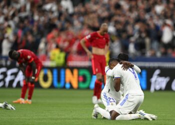PEMAIN Real Madrid meraikan kejayaan menumpaskan Liverpool untuk muncul juara Eropah buat kali ke-14 di Paris, hari ini. - AFP