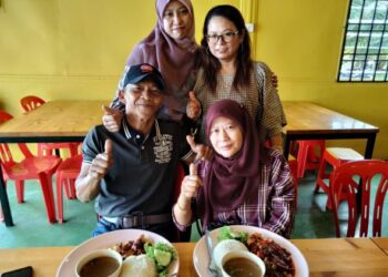 ROY dan isteri pertama, Enah Sirin (kanan), isteri kedua, Melati (kanan) dan isteri ketiga, Izanarilah ketika bersarapan di sebuah kedai di Bandar Benut, Pontian.