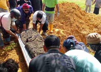 JENAZAH Mael XPDC dikebumikan di Tanah Perkuburan Islam Bakri, Batu 6, Muar Johor semalam.