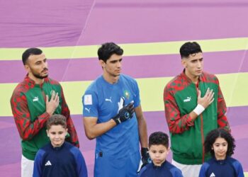 YASSINE Bounou sempat menyanyikan lagu kebangsaan Maghribi sebelum dikeluarkan pada saat akhir ketika menentang Belgium di Stadium Al-Thumama, Doha semalam. - AFP