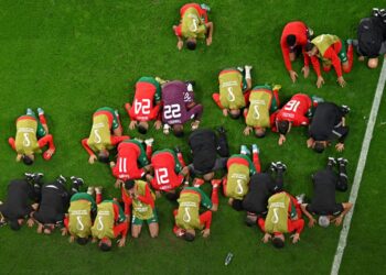 PEMAIN Maghribi melakukan sujud syukur selepas menyingkirkan Sepanyol dalam saingan 16 akhir menerusi penentuan sepakan penalti. - AFP