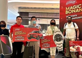 DARI kiri Audrey Chow Oi Yoke; Pengarah Urusan Kumpulan Goodnite, Mr. Teo Yek Ming, Yap Bee Herng, Tan Ke Jie dan Dhanraj Ram Subramaniam.