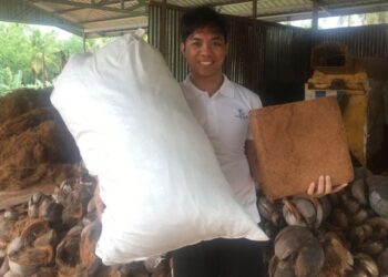 PENGASAS MF Borneo, Markos Suman menunjukkan produk dihasilkan syarikatnya, yang turut mendapat sokongan  di bawah Geran Padanan Impak Sosial Penjana.