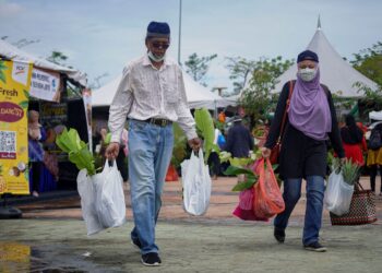 Pengunjung tidak melepaskan peluang membeli hasil pertanian di MAHA 2022 dekat MAEPS Serdang, semalam. - UTUSAN/FARIZ RUSADIO