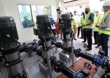 MAHDZIR Khalid meninjau pam penggalak projek bekalan air luar bandar di Kampung Mentong Merau/Mongkos di daerah Serian, Sarawak, hari ini.